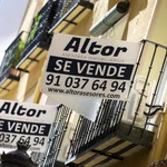 Cartel en una vivienda de se vende.