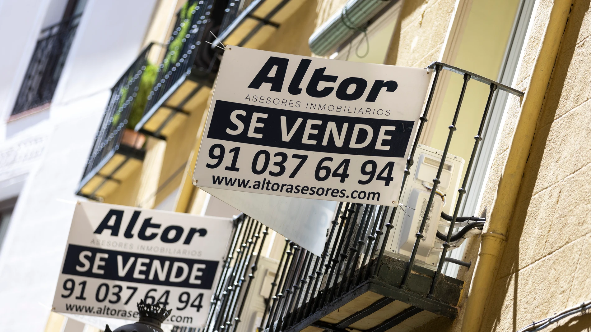 Cartel en una vivienda de se vende.