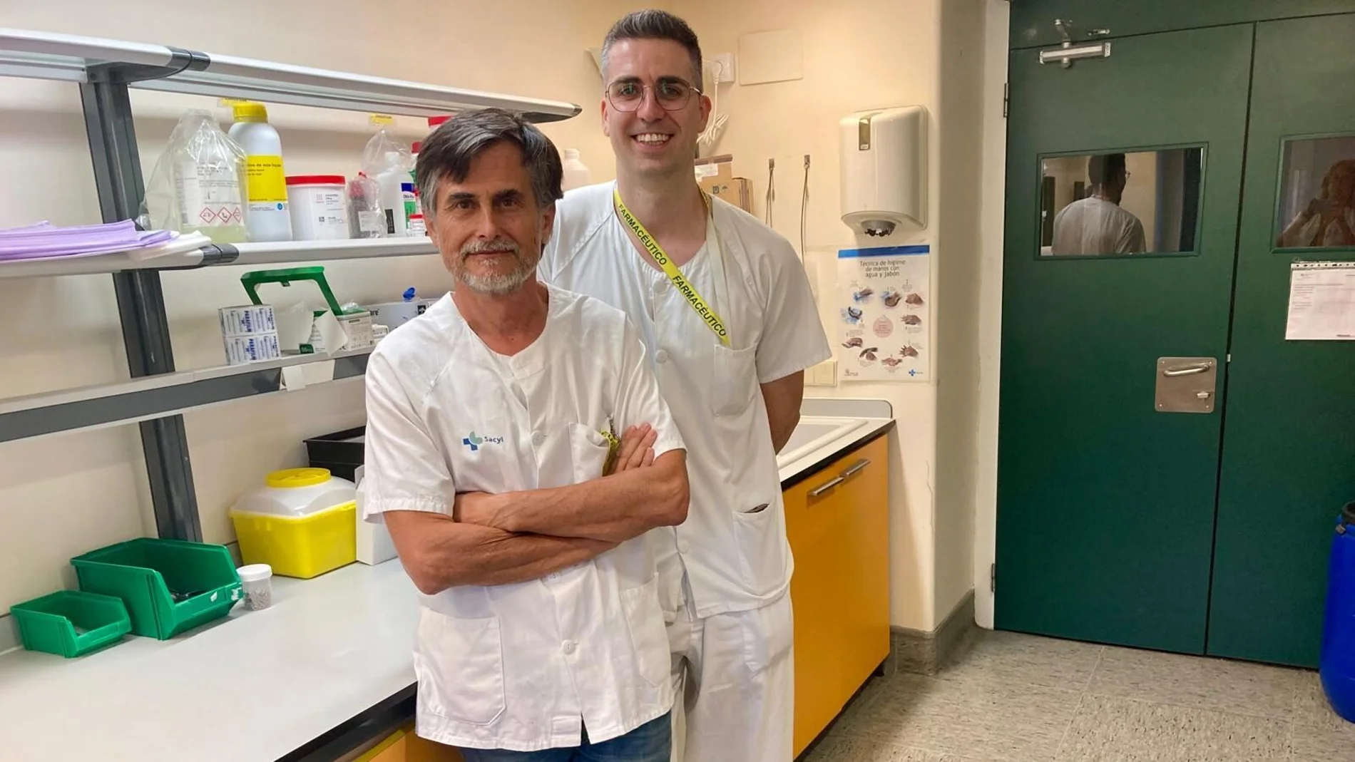 Los doctores Juan José Ortiz de Urbina González y Rubén Varela Fernández, del Hospital de León