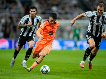 Pedri of FC Barcelona in action during the UEFA Champions League 2025/26 League Phase MD1 match between Newcastle United FC and FC Barcelona at St James' Park on September 18, 2025 in Newcastle upon Tyne, England. AFP7 18/09/2025 ONLY FOR USE IN SPAIN