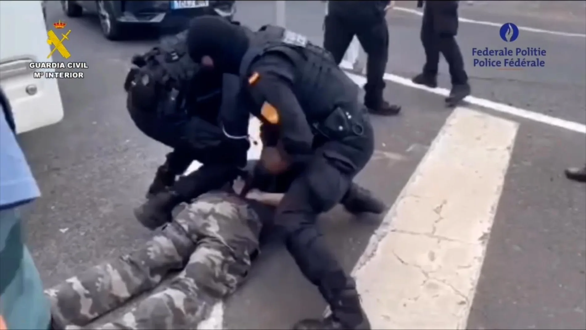 Momento de la detención de tres ciudadanos belgas por la muerte violenta de un matrimonio en Tenerife