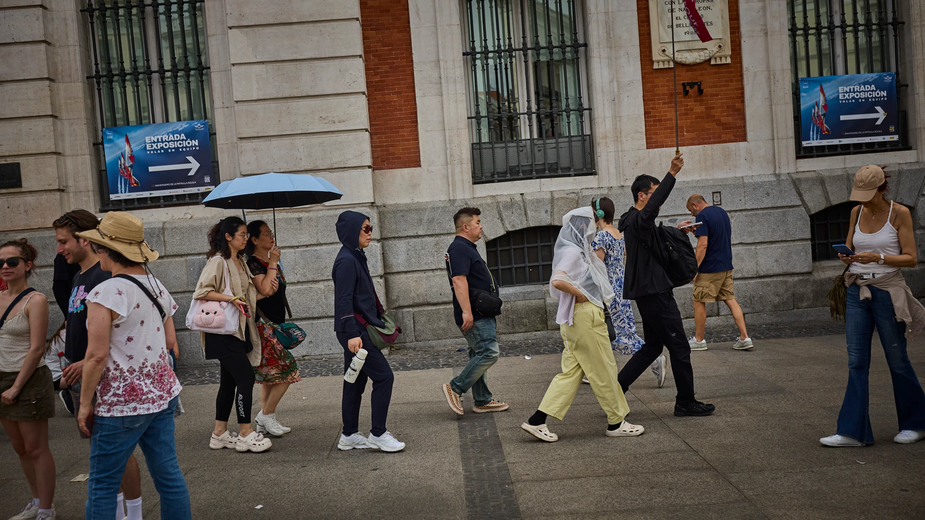 Turistas en plena ola de calor en agosto en la ciudad de Madrid intentan refrescarse en las fuentes de agua instaladas en las calles. Altas temperaturas en el centro de la ciudad. © Alberto R. Roldán / Diario La Razón. 19 06 2025