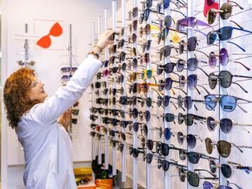 Imagen de una mujer trabajando en una &oacute;ptica