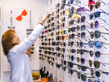 Imagen de una mujer trabajando en una óptica Imagen de una mujer trabajando en una óptica