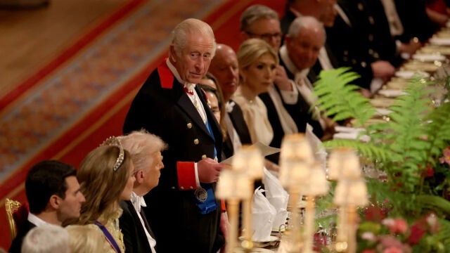 Carlos III del Reino Unido durante la cena en honor a Donald Trump