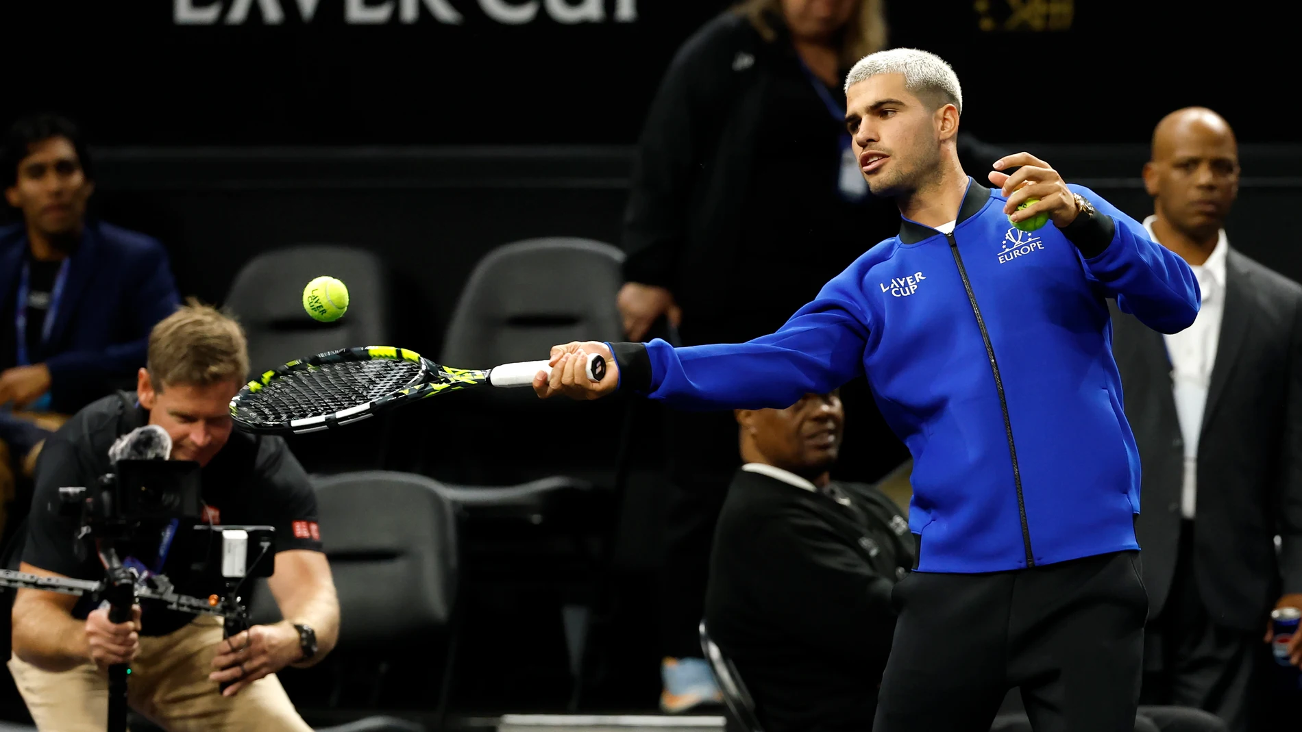 SAN FRANCISCO (United States), 19/09/2025.- Team Europe Carlos Alcaraz of Spain hits balls up to the crowd after open practice at the Laver Cup tennis tournament in San Francisco, California, USA, 18 September 2025. Team Europe will play Team World in a three day tournament. (Tenis, España) EFE/EPA/JOHN G. MABANGLO