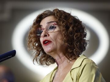  La vicepresidenta primera y ministra de Hacienda, María Jesús Montero, presenta al ministro de Agricultura, Pesca y Alimentación, Luis Planas, que protagoniza el desayuno informativo de Fórum Europa. 