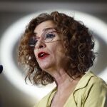  La vicepresidenta primera y ministra de Hacienda, María Jesús Montero, presenta al ministro de Agricultura, Pesca y Alimentación, Luis Planas, que protagoniza el desayuno informativo de Fórum Europa. 