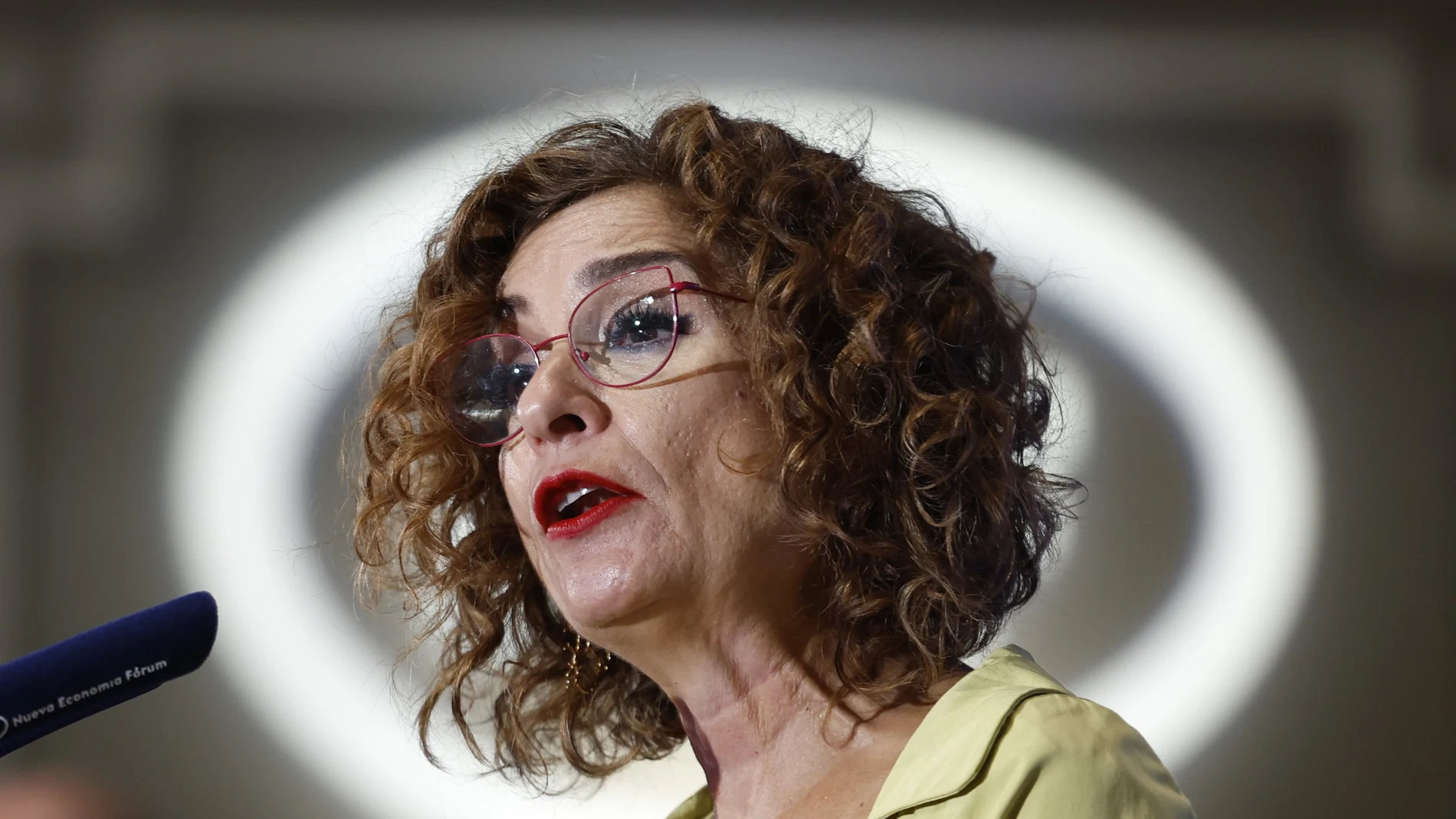 La vicepresidenta primera y ministra de Hacienda, María Jesús Montero, presenta al ministro de Agricultura, Pesca y Alimentación, Luis Planas, que protagoniza el desayuno informativo de Fórum Europa.