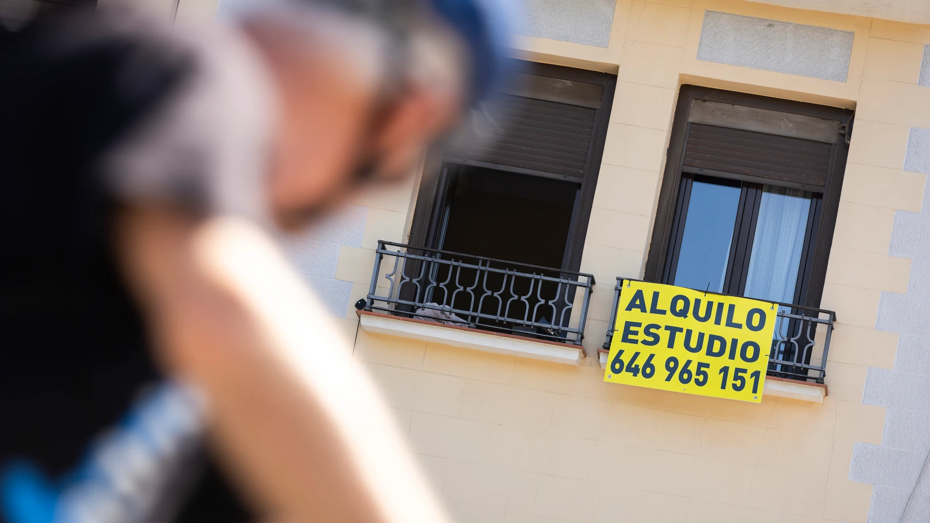 Cartel que anuncia alquiler de estudio en Madrid.