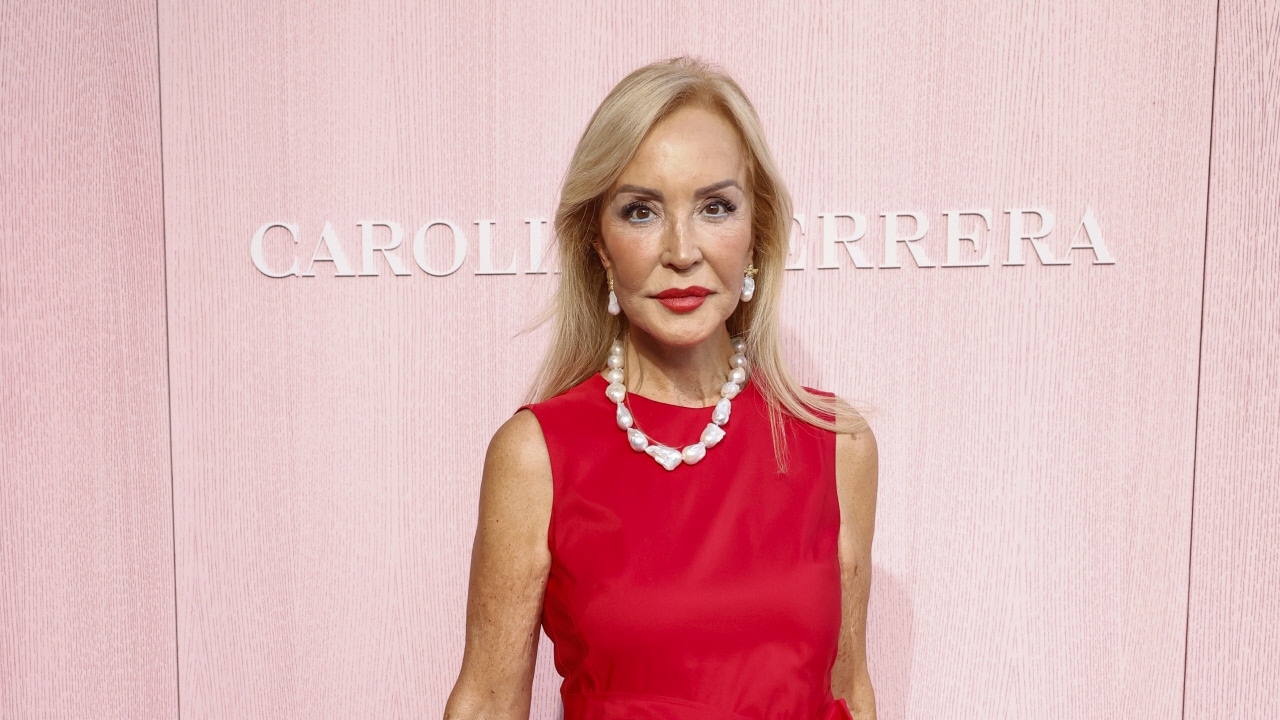 Carmen Lomana empieza el otoño con el vestido de punto a rayas que rejuvenece (y nunca pasa de moda)