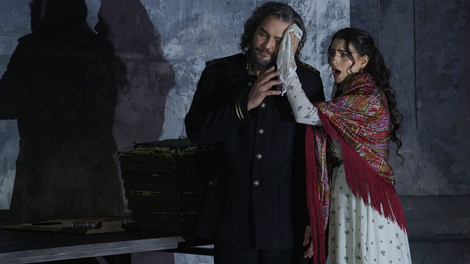 MADRID, 19/09/2025.-El Teatro Real abre la temporada este viernes con 'Otello', de Verdi, una reposición de la producción que estrenó en 2016 y que se enmarca en el homenaje que el coliseo madrileño rinde a William Shakespeare en el 410 aniversario de su fallecimiento, y que es uno de los ejes de la programación de este año. En la imagen, Asmik Grigorian y Brian Jagde, durante una representación de la obra. EFE/ Teatro Real/javier Del Real *****SOLO USO EDITORIAL/SOLO DISPONIBLE PARA ILUSTRAR...