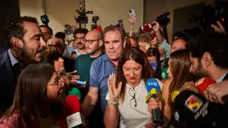 La exmilitante socialista Leire Díez, que aparece en diversos audios haciendo gestiones contra mandos de la Un La exmilitante socialista Leire Díez, que aparece en diversos audios haciendo gestiones contra mandos de la Unidad Central Operativa (UCO) de la Guardia Civil, ha comparecido este miércoles desde el Hotel Novotel de Madrid, donde había convocado a la prensa después de haberse reunido este martes en Ferraz con el jefe de los servicios jurídicos del PSOE y haberse dado de baja como afiliada del PSOE. En medio de la comparecencia ha irrumpido por sorpresa Aldama, el presunto comisionista del cas...