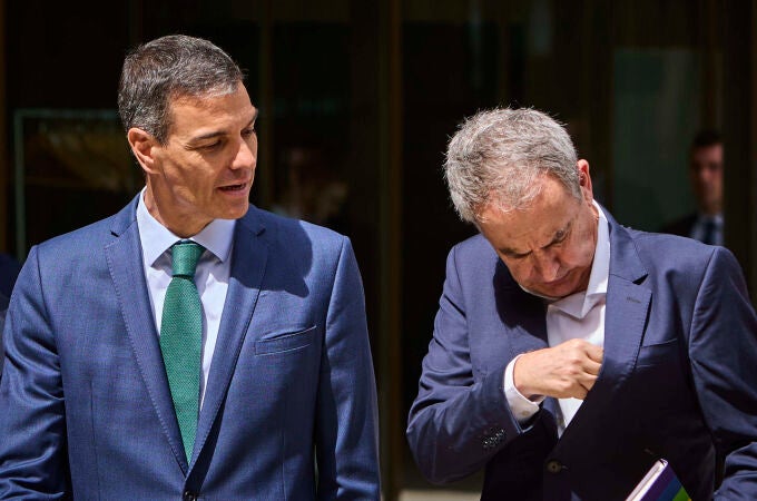 El presidente del Gobierno, Pedro Sánchez, acompañado del expresidente José Luis Rodríguez Zapatero y los mini