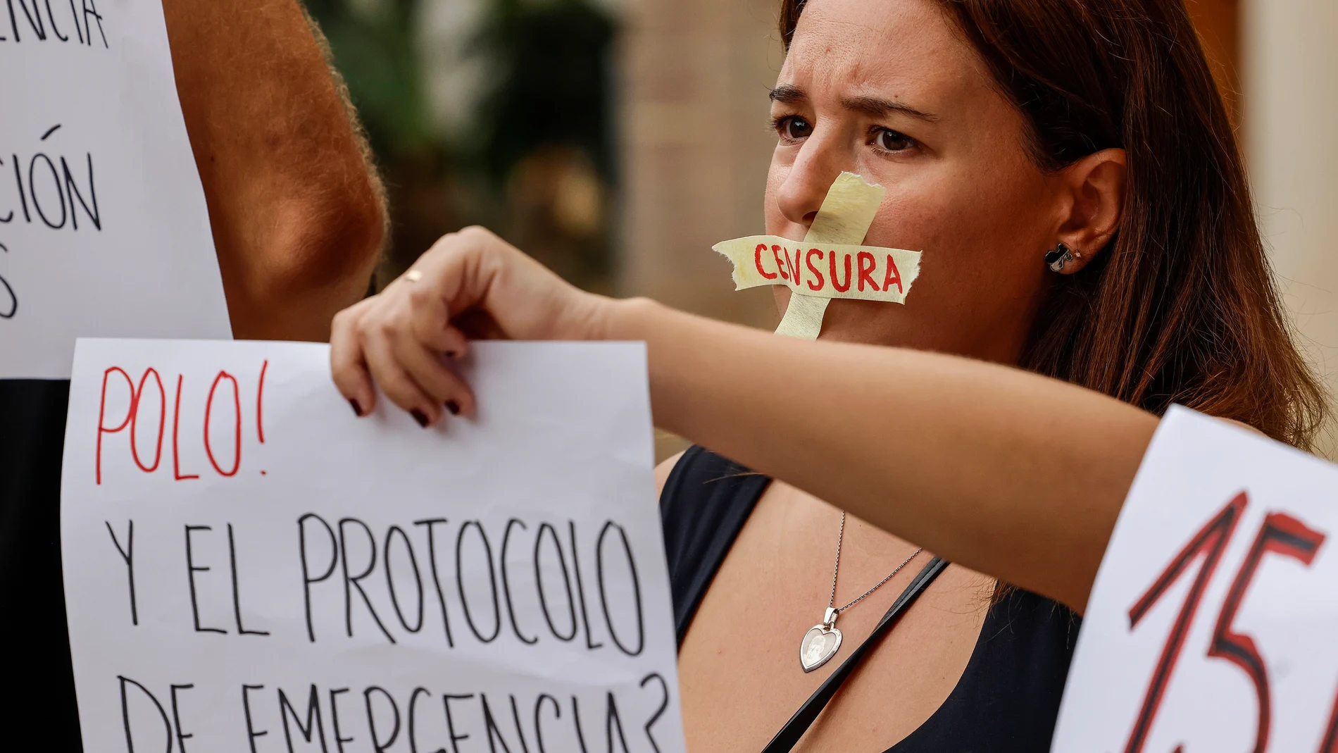 Varias personas afectadas por la dana durante una concentración, el día que el presidente de la Confederación hidrográfica del Júcar, Miguel Polo, declara como testigo en el juzgado de Catarroja por la dana, a 19 de septiembre de 2025, en Valencia, Comunidad Valenciana (España). Miguel Polo comparece hoy como testigo en la causa penal que investiga la gestión de la DANA del 29 de octubre de 2024 en la Comunidad Valenciana. 19 SEPTIEMBRE 2025;DANA;JUICIO;JUCAR;MIGUEL POLO;LLUVIAS Rober Solso...