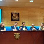 Suárez-Quiñones firma el convenio con David Esteban en presencia de María Pardo, Raquel Alonso y José Manuel Jiménez