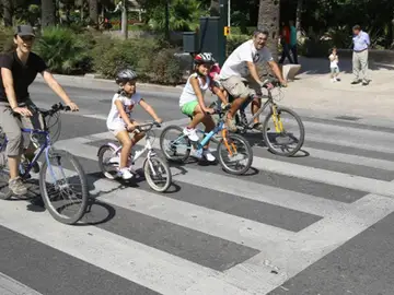 Una familia circula en bicicleta Una familia circula en bicicleta