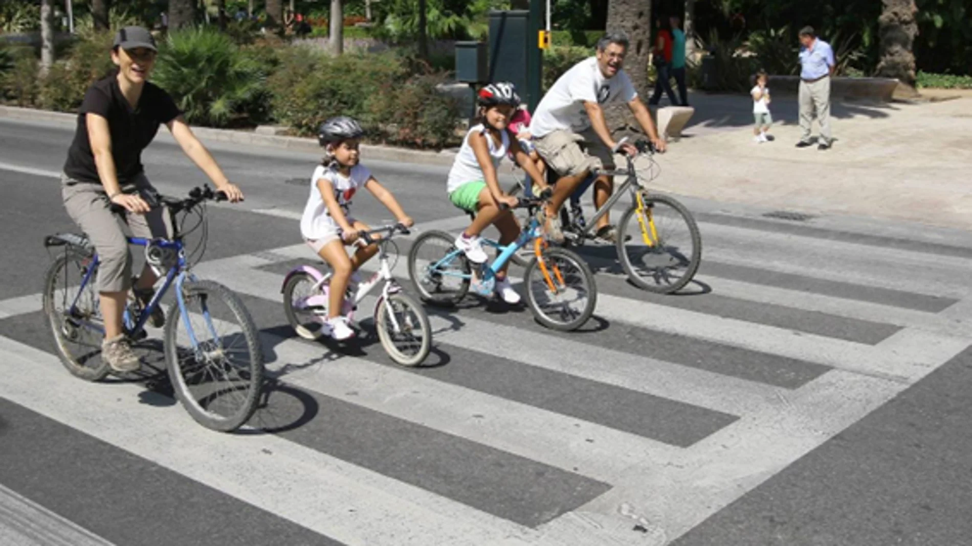 Una familia circula en bicicleta