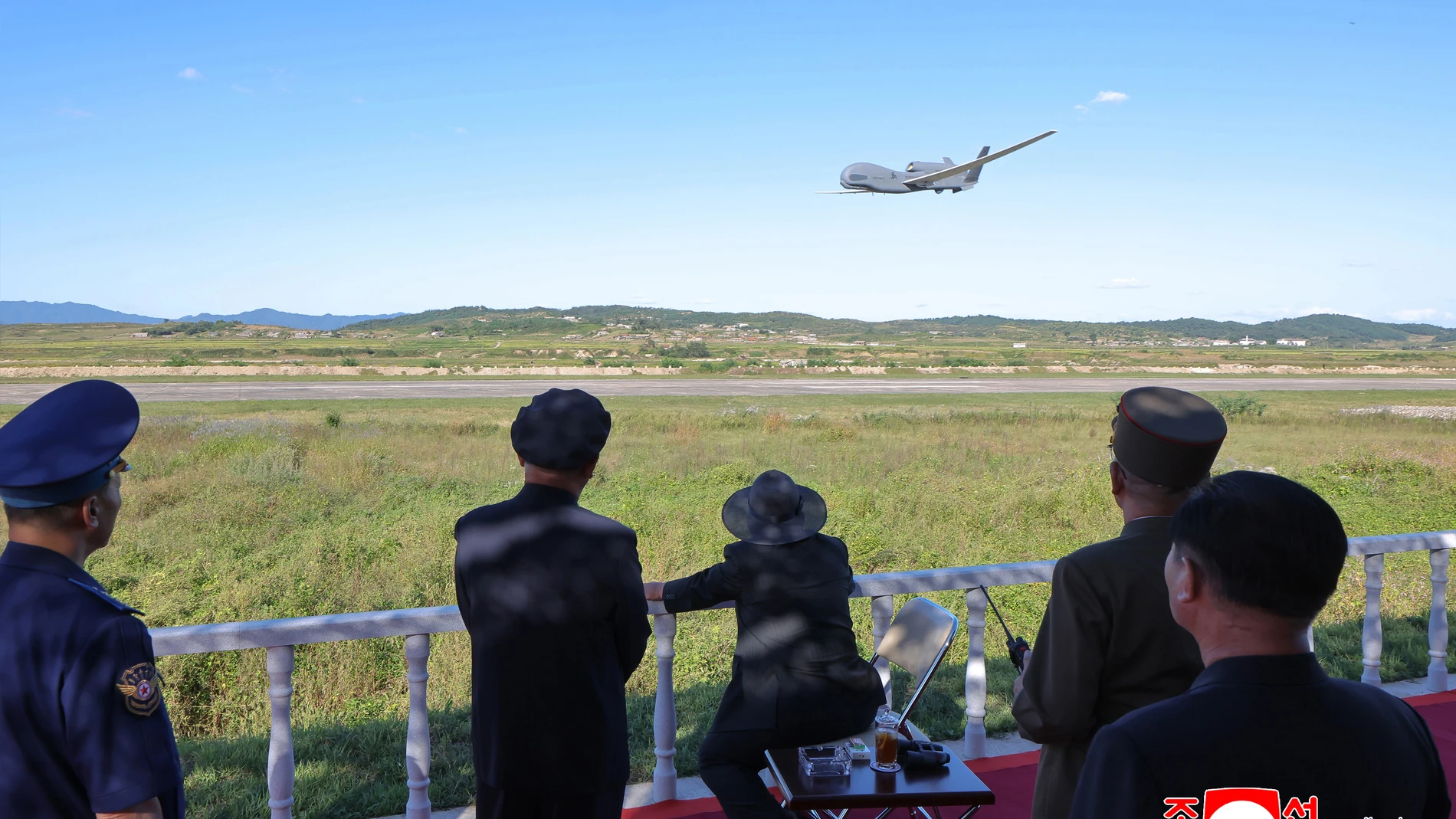 UNDISCLOSED (Korea, Democratic People's Republic Of), 19/09/2025.- A photo released by the official North Korean Central News Agency (KCNA) shows North Korean leader Kim Jong Un (C) presiding over a performance test of tactical attack drones and other unmanned aerial vehicles, developed and produced by an institute and enterprise under the Unmanned Aeronautical Technology Complex, at an undisclosed location in North Korea, 18 September 2025 (issued 19 September 2025). EFE/EPA/KCNA EDITORIAL U...