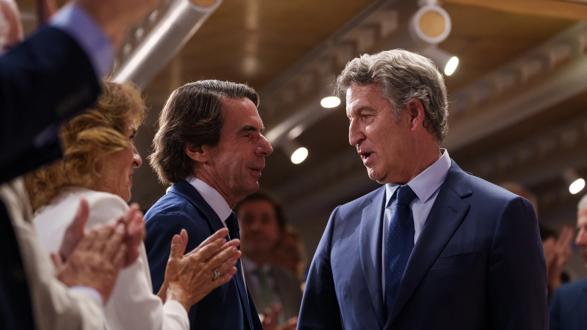 El expresidente del Gobierno, José María Aznar, y el presidente del PP, ALberto Núñez Feijóo, durante la clausura del Campus FAES, a 19 de septiembre de 2025, en Madrid (España). Este año la cita de FAES viene marcada por la ofensiva de Sánchez contra Israel por la situación en Gaza. De hecho, el Ejecutivo prepara un decreto ley urgente con nueve medidas, entre ellas el embargo de armas a Israel o prohibir el tránsito por puertos españoles a todos los barcos que transporten combustibles desti...
