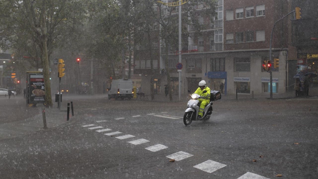 Hallan sin vida el cuerpo de una de las dos personas desaparecidas en Sant Quintí de Mediona, Barcelona, al ser arrastrado su vehículo por el agua
