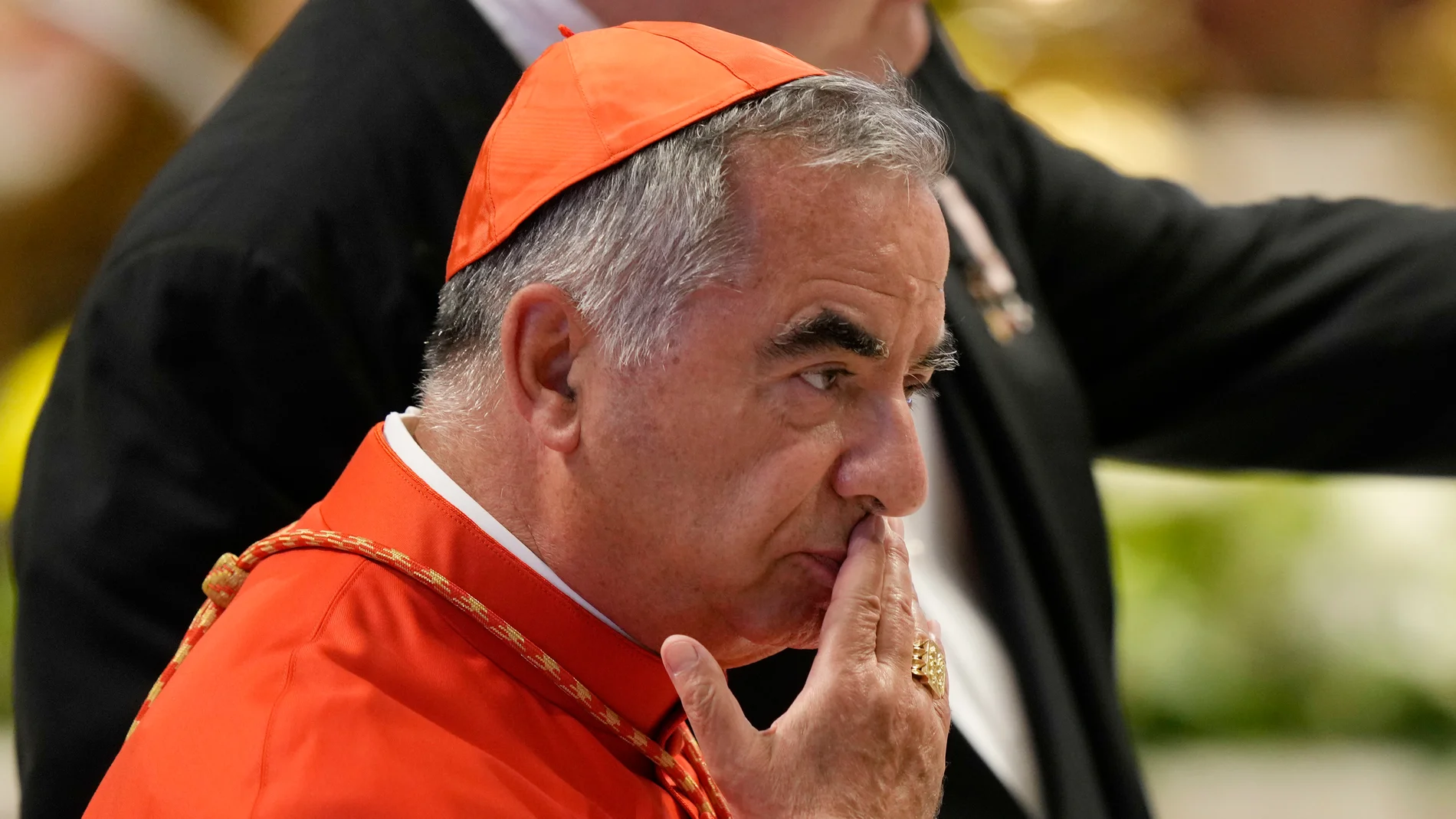 El cardenal Becciu fue excluido del cónclave