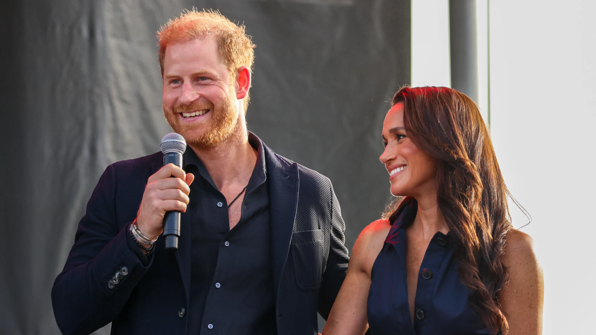 El Príncipe Harry y Meghan Markle en un concierto benéfico en Santa Bárbara.