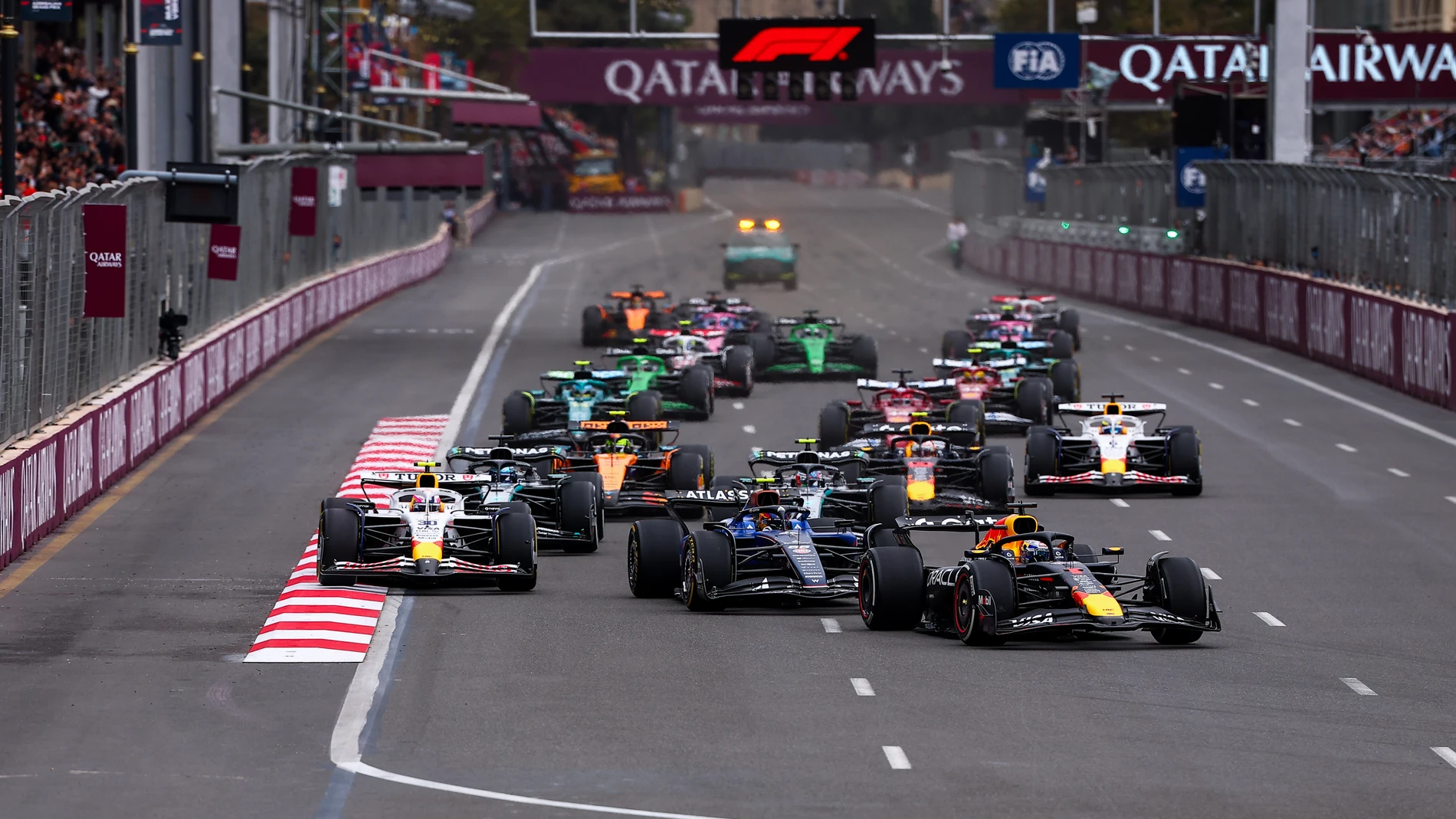 Start 01 VERSTAPPEN Max (nld), Red Bull Racing RB21, action 55 SAINZ Carlos (spa), Williams Racing FW47, action 30 LAWSON Liam (nzl), Visa Cash App RB F1 Team VCARB02, action during the 2025 Formula 1 Qatar Airways Azerbaijan Grand Prix, 17th round of the 2025 FIA Formula One World Championship from September 19 to 21, 2025 on the Baku City Circuit, in Baku, Azerbaijan - Photo Eric Alonso / DPPI AFP7 21/09/2025 ONLY FOR USE IN SPAIN