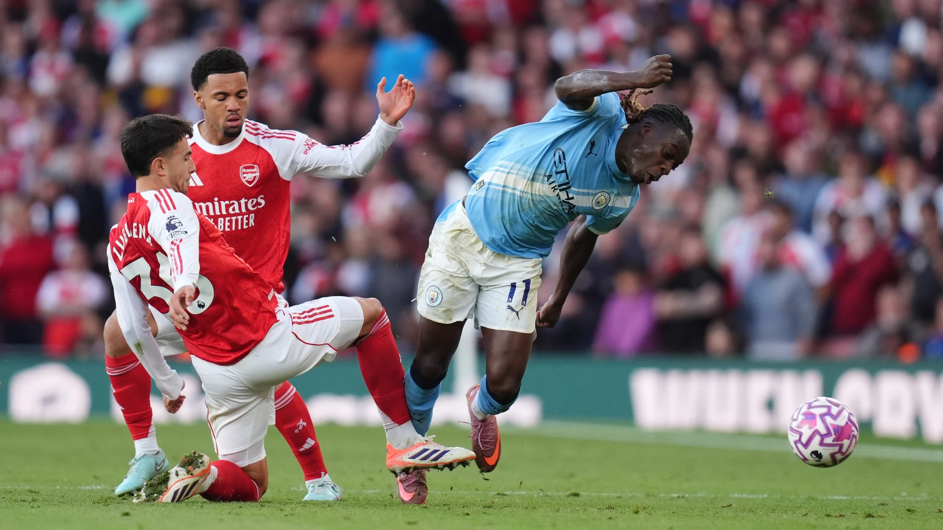 21 September 2025, United Kingdom, London: Manchester City's Jeremy Doku and Arsenal's Martin Zubimendi battle for the ball during the English Premier League soccer match between Arsenal and Manchester City at Emirates Stadium. Photo: John Walton/PA Wire/dpa 21/09/2025 ONLY FOR USE IN SPAIN