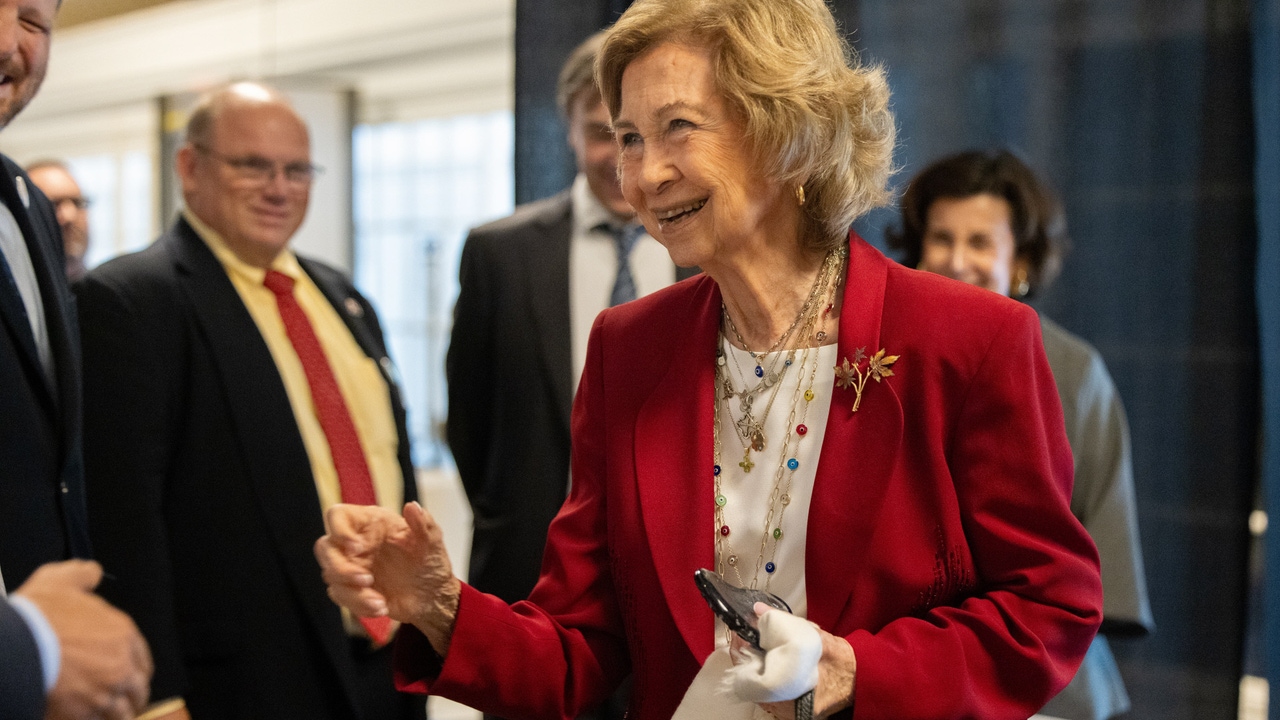 La Reina Sofía deslumbra en su viaje institucional con blazer roja y collar de ojos turcos