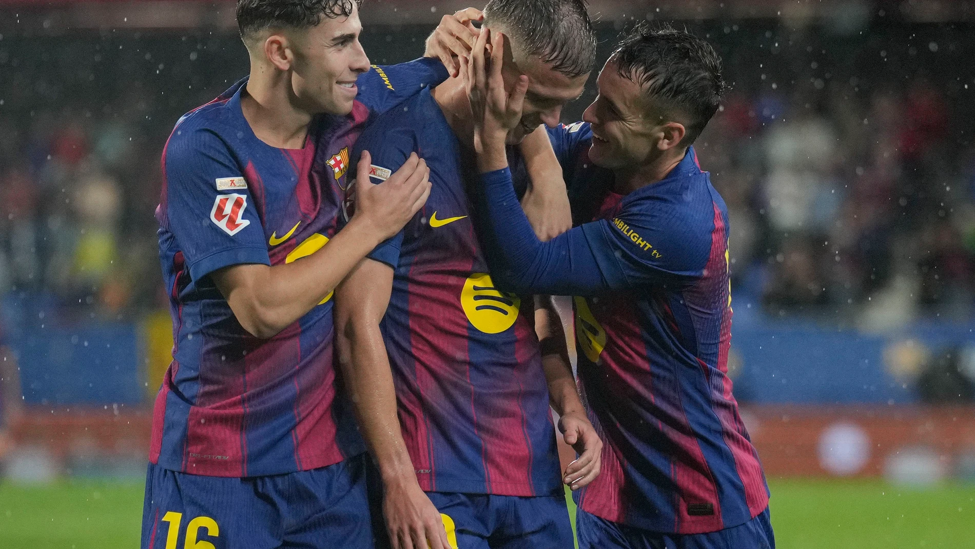 BARCELONA, 21/09/2025.- El delantero del Barcelona Dani Olmo (c) celebra tras anotar el tercer gol del equipo durante el partido de la jornada 5 de LaLiga que FC Barcelona y Getafe CF disputan este domingo en el Estadi Johan Cruyff. EFE/ Alejandro García