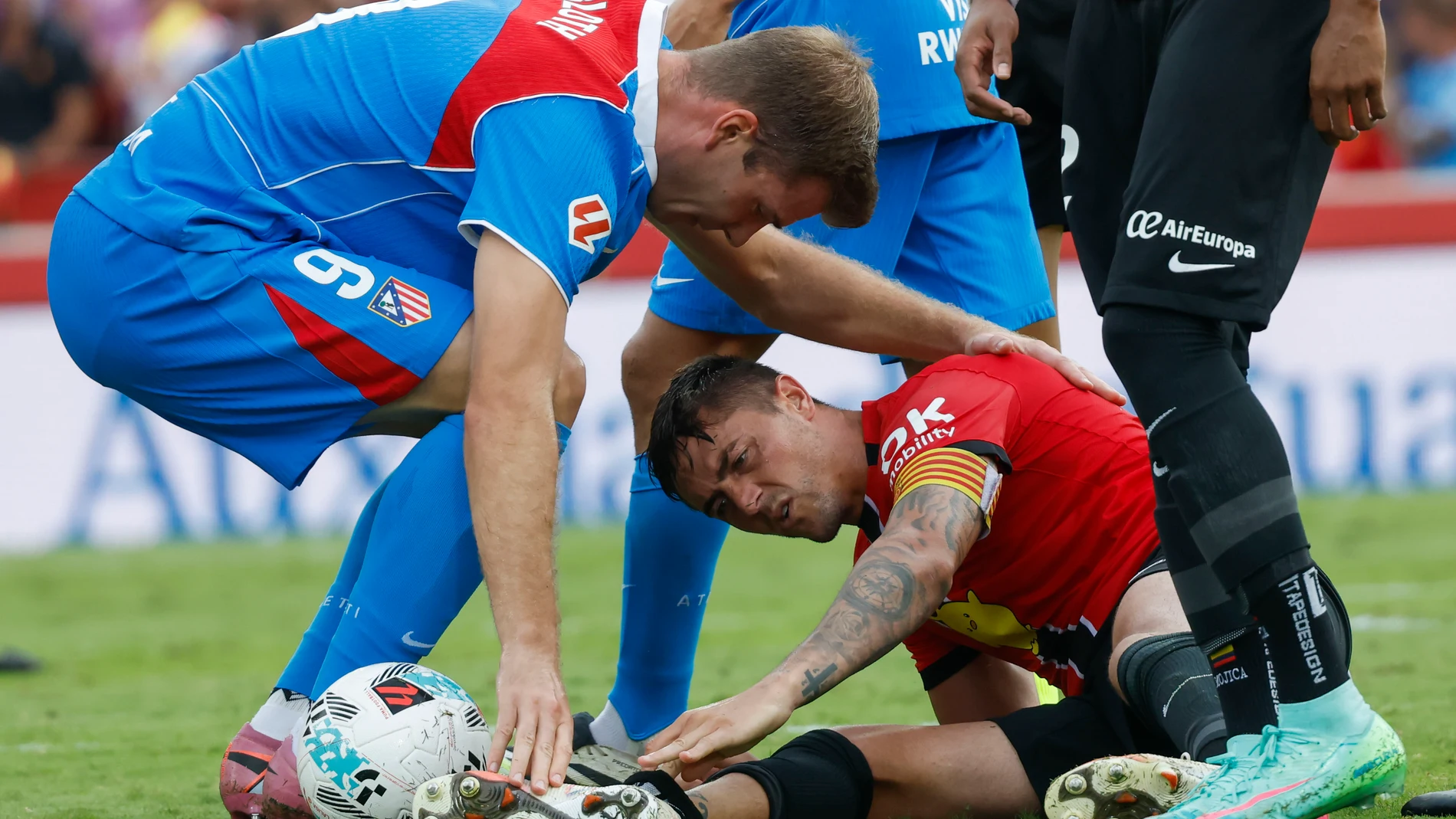 PALMA DE MALLORCA, 21/09/2025.- El defensa del Mallorca Antonio Raíllo en el suelo con molestias este domingo, durante el partido de la jornada 5 de LaLiga EA SPorts, entre el Real Mallorca y el Atlético de Madrid, que se disputa en el estadio de Son Moix de Palma de Mallorca. EFE/ CATI CLADERA