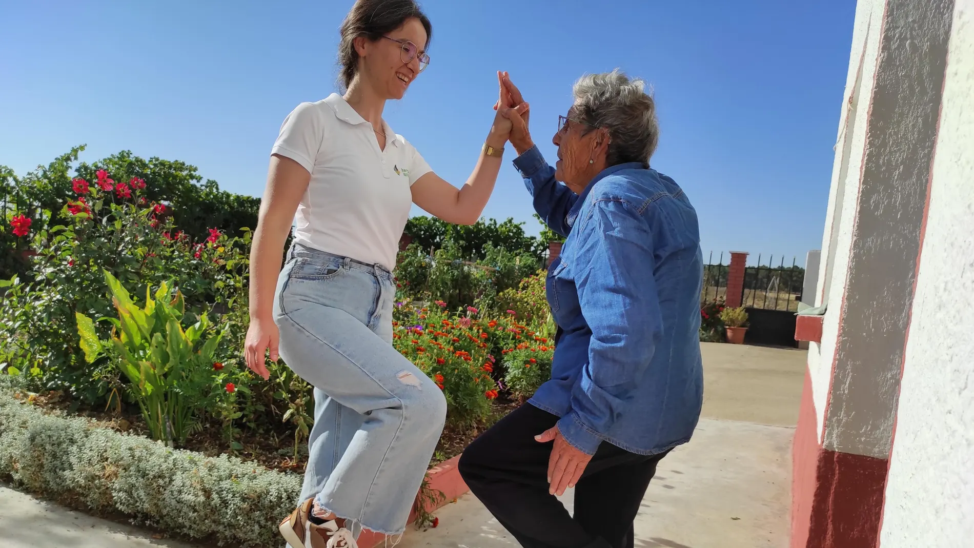 Fisioterapia a domicilio: creando movimiento con el corazón. En la imagen Ángela Soria con uno de los usuarios