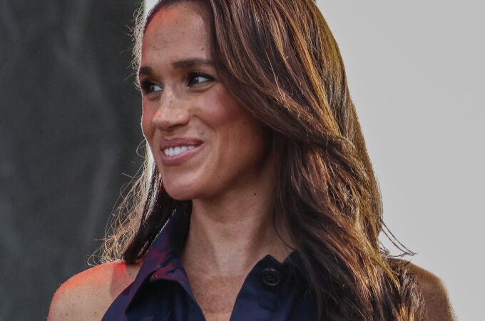 Meghan Markle con vestido camisero.