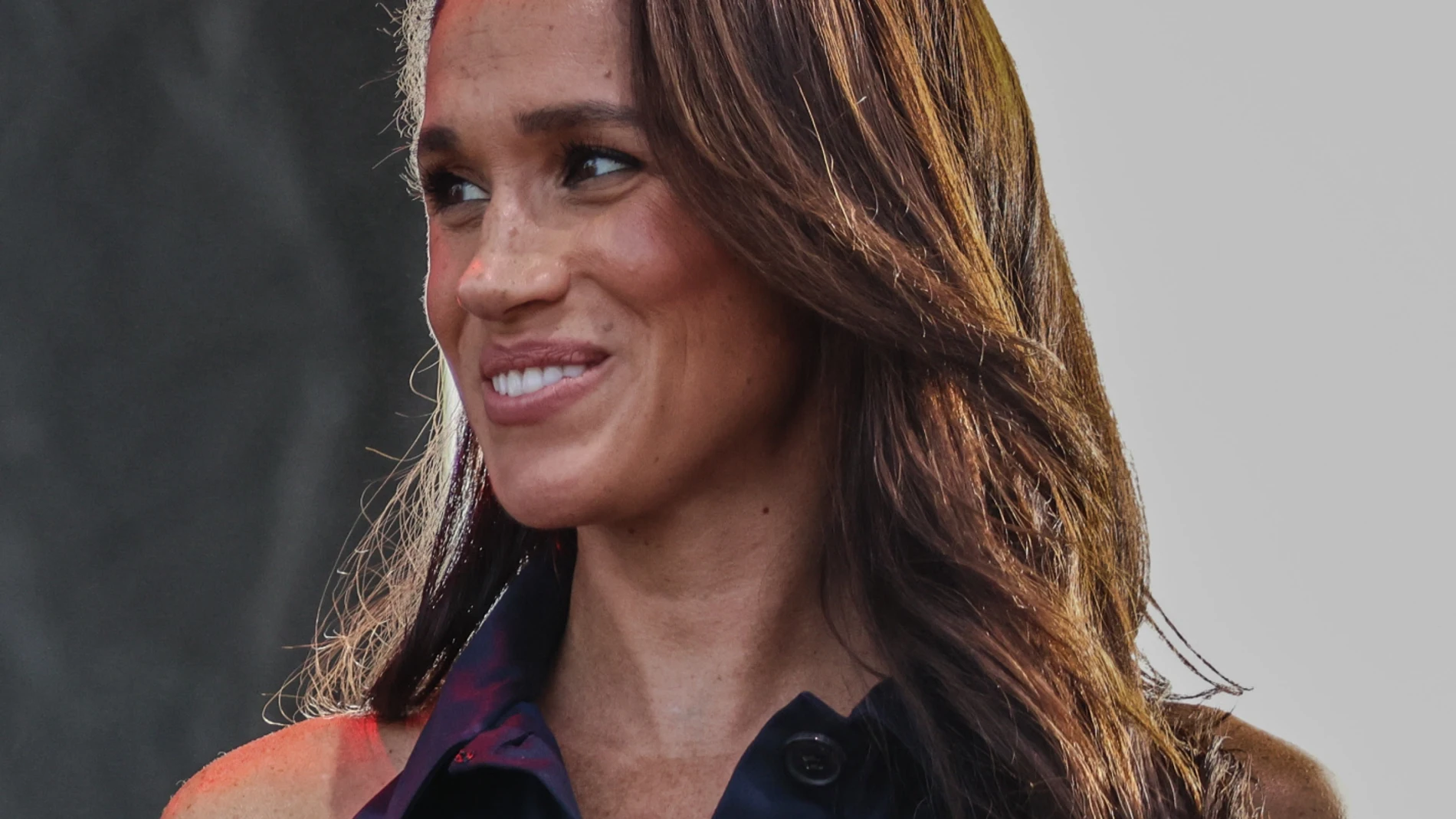 Meghan Markle con vestido camisero.