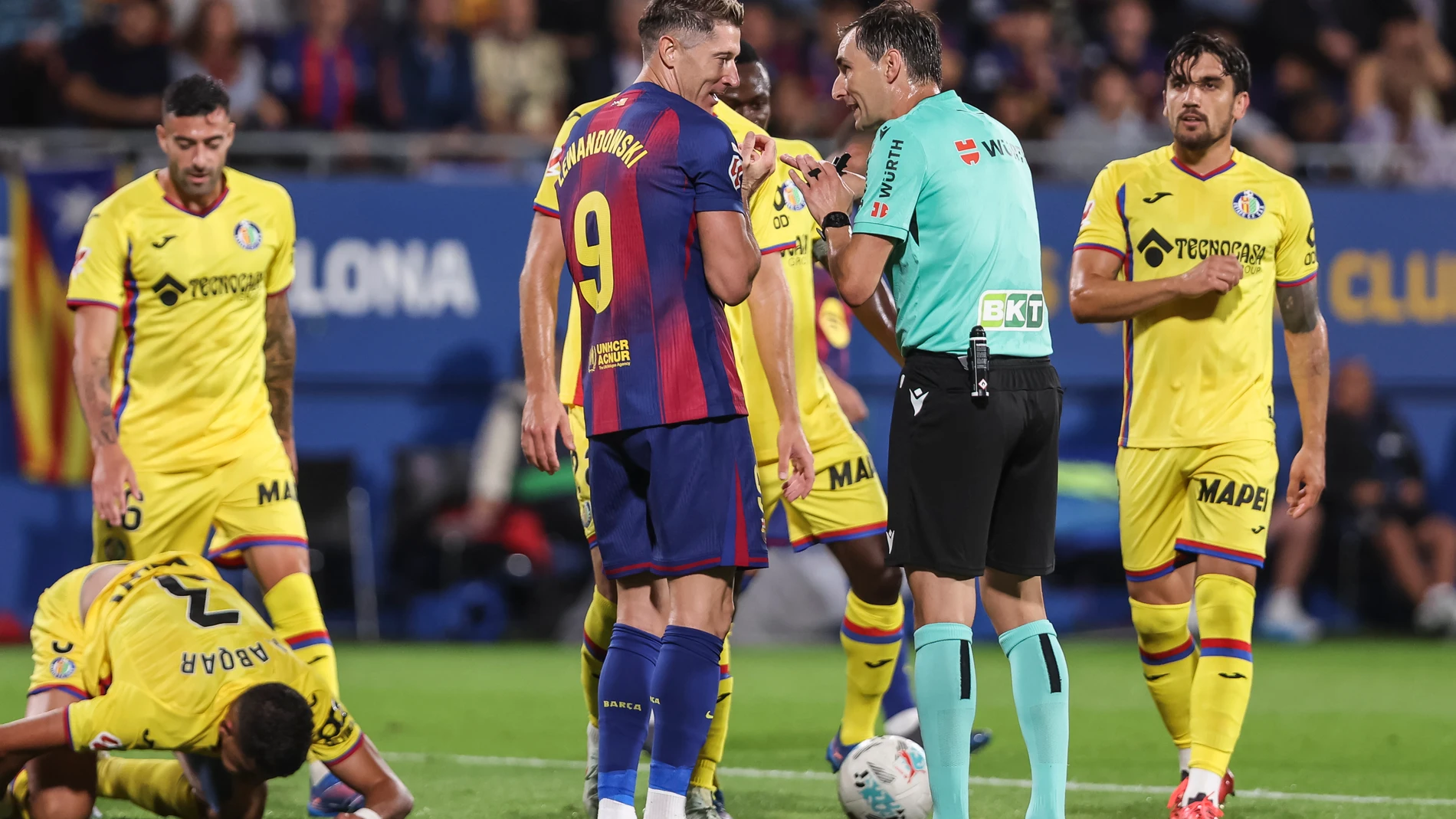 Robert Lewandowski of FC Barcelona protest referee of the match, during the Spanish league, La Liga EA Sports, football match played between FC Barcelona and Getafe CF at Johan Cruyff stadium on September 21, 2025 in Barcelona, Spain. AFP7 21/09/2025 ONLY FOR USE IN SPAIN