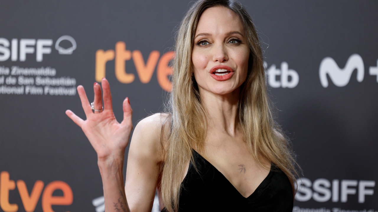 Angelina Jolie deslumbra en su primera vez en el Festival de San Sebastián con un vestido negro de terciopelo