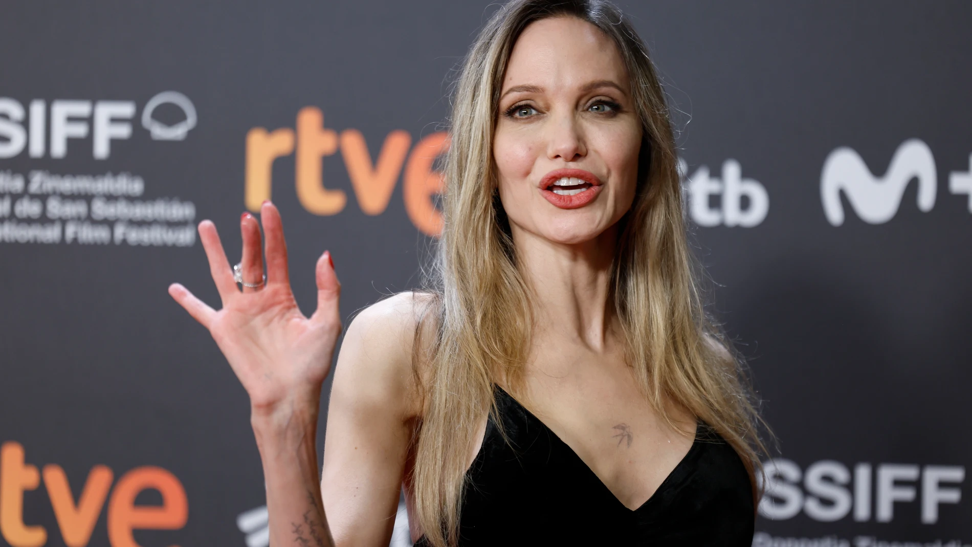 FOTODELDÍA SAN SEBASTIÁN (PAÍS VASCO), 21/09/2025.- La actriz Angelina Jolie, posa a su llegada a la 73 edición del Festival Internacional de cine de San Sebastián donde presenta su película "Couture". EFE/Juan Herrero