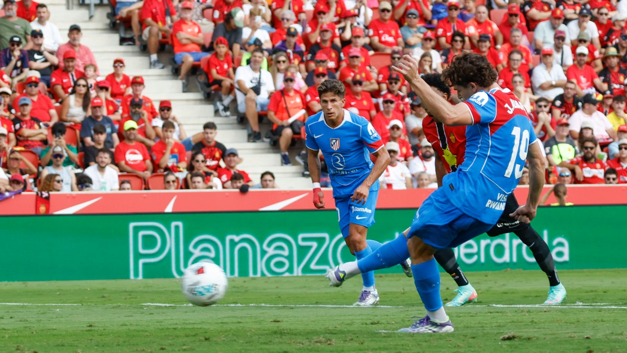 Así ha sido el penalti de Raíllo por mano... Y así lo falló Julián Álvarez en el Mallorca - Atlético