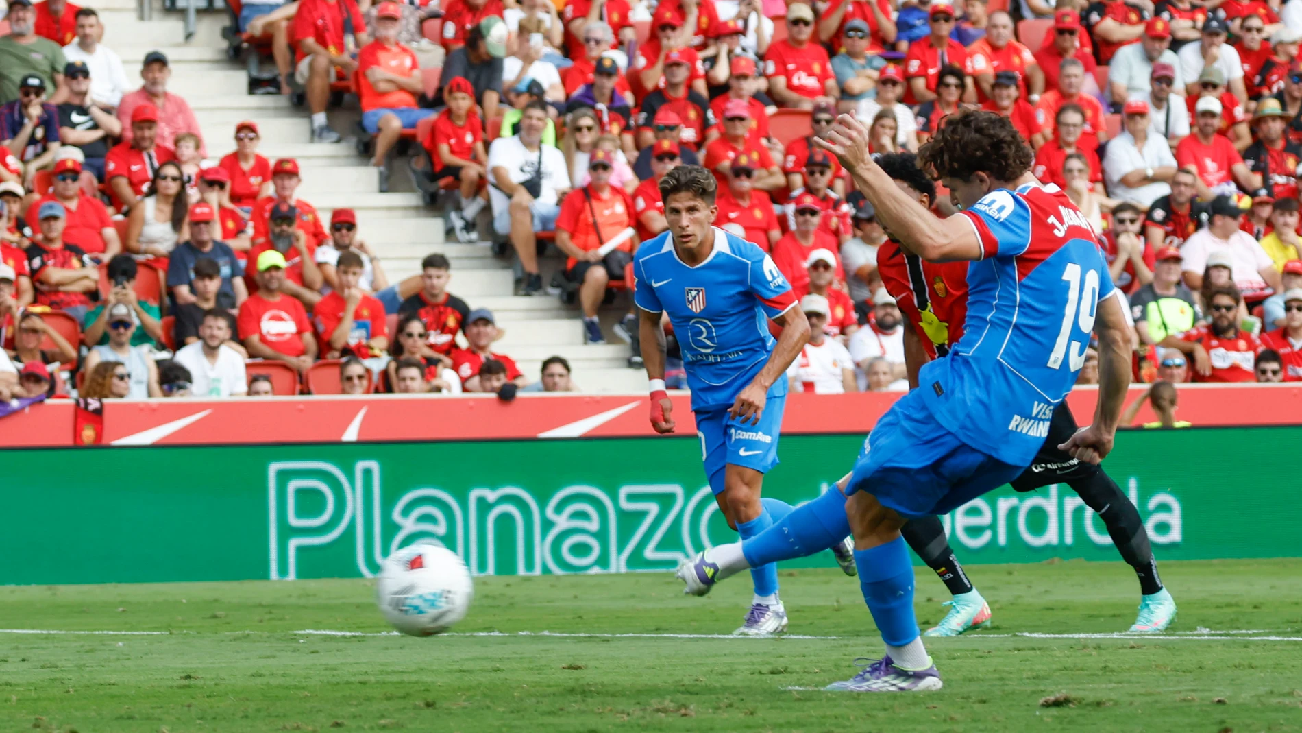 PALMA DE MALLORCA, 21/09/2025.- El delantero argentino del Atlético de Madrid Julián Álvarez (d) en acción este domingo, durante el partido de la jornada 5 de LaLiga EA SPorts, entre el Real Mallorca y el Atlético de Madrid, que se disputa en el estadio de Son Moix de Palma de Mallorca. EFE/ CATI CLADERA