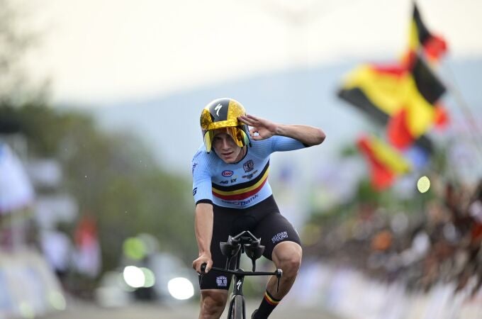 Ciclismo/Mundial.- Evenepoel hace humano a Pogacar y conquista su tercer arcoíris en la contrarreloj de Kigali