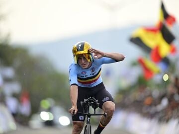 Ciclismo/Mundial.- Evenepoel hace humano a Pogacar y conquista su tercer arco&iacute;ris en la contrarreloj de Kigali