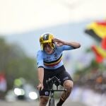 Ciclismo/Mundial.- Evenepoel hace humano a Pogacar y conquista su tercer arcoíris en la contrarreloj de Kigali