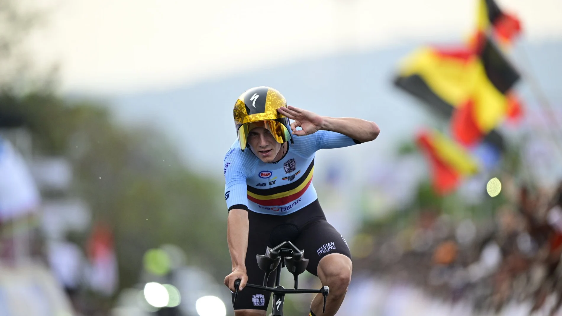 Ciclismo/Mundial.- Evenepoel hace humano a Pogacar y conquista su tercer arcoíris en la contrarreloj de Kigali