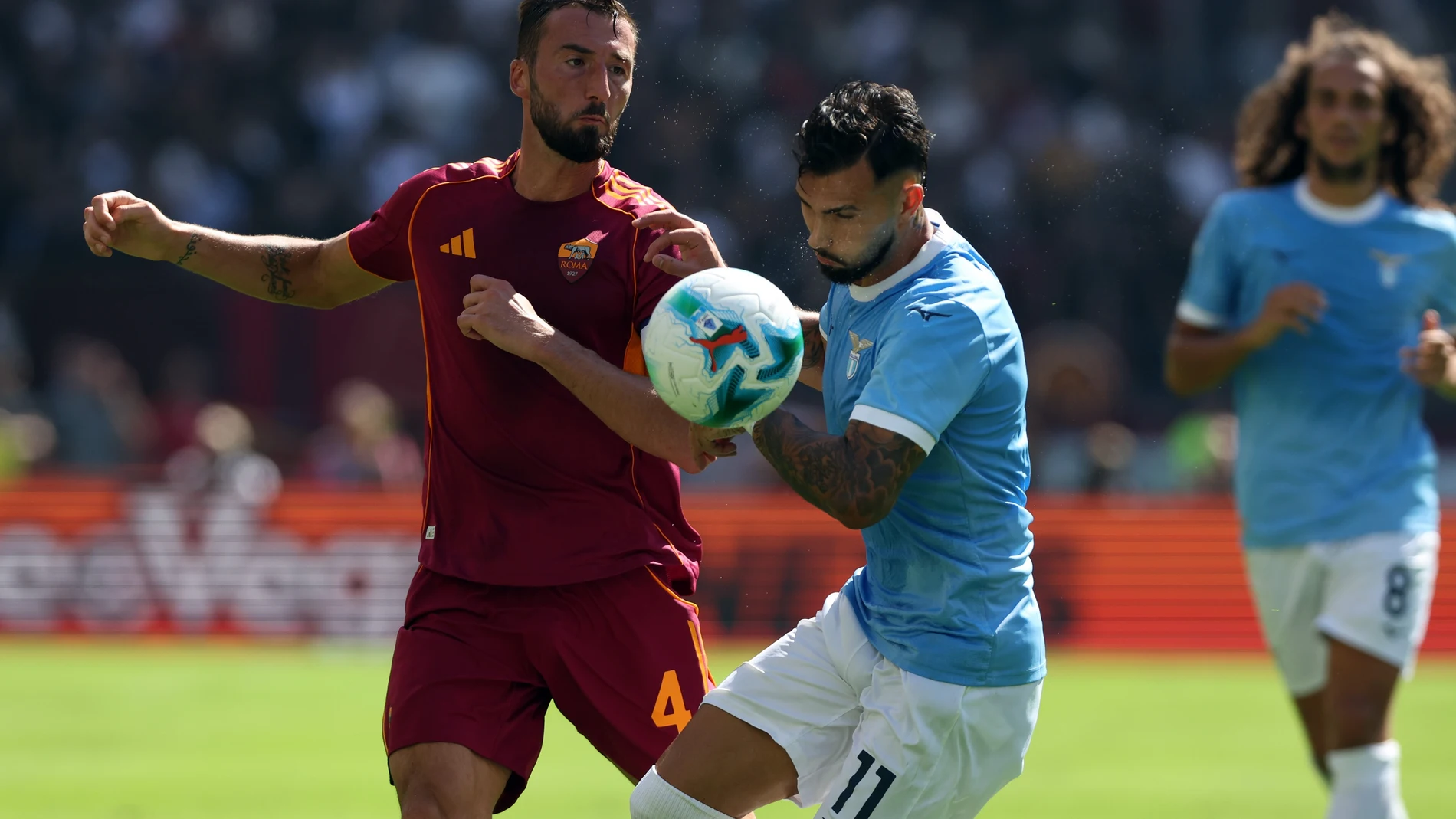 21 September 2025, Italy, Rome: Roma's Bryan Cristante and Lazio's Valentin Castellanos battle for the ball during the Italian Serie A soccer match between SS Lazio and AS Roma at the Olympic Stadium. Photo: Marco Iacobucci/LiveMedia-IPA/ZUMA Press Wire/dpa Marco Iacobucci/LiveMedia-IPA/ZU / DPA 21/09/2025 ONLY FOR USE IN SPAIN