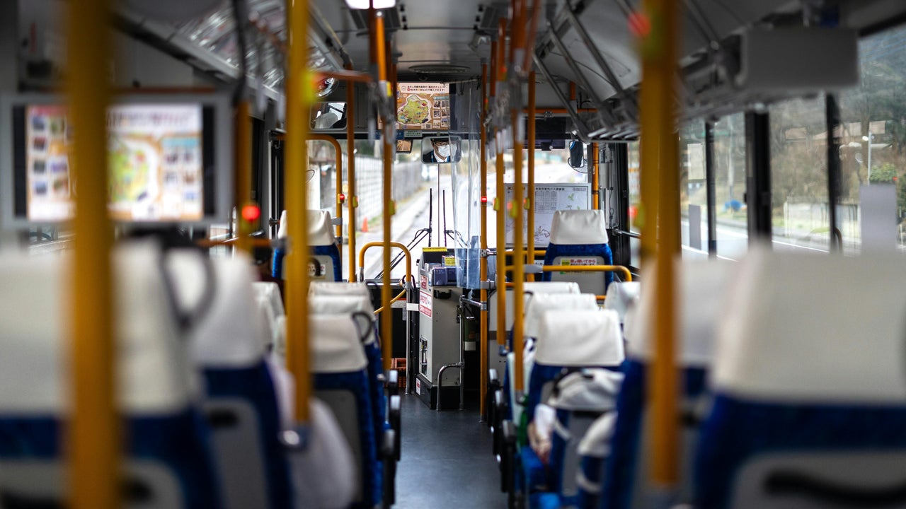 Un conductor de autobús cobra 110.000 euros en indemnizaciones después de que no le subrogaran en un cambio de contrata