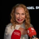 Marlène Mourreau reclama la atención de su hijo