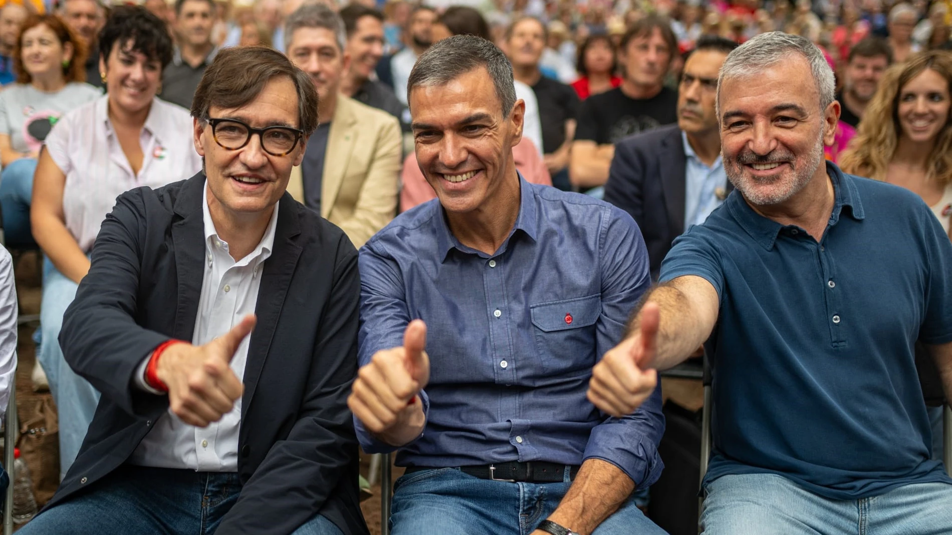El presidente de la Generalitat, Salvador Illa; el presidente del Gobierno, Pedro Sànchez, y el alcalde de Barcelona, Jaume Collboni, este domingo en la Festa de la Rosa, que anualmente se celebra en Gavà (Barcelona). LORENA SOPENA-EUROPA PRESS 21/09/2025