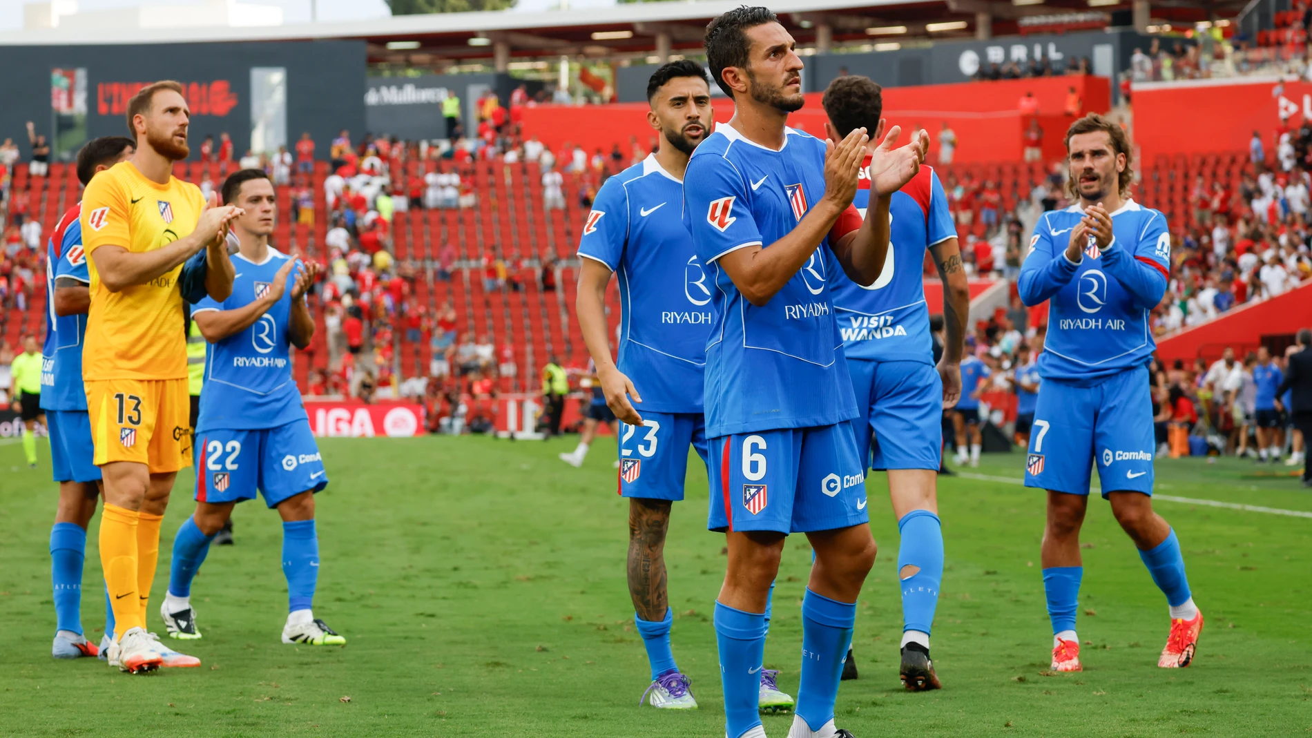PALMA DE MALLORCA, 21/09/2025.- Los jugadores del Atlético de Madrid aplauden a la afición este domingo, tras el partido de la jornada 5 de LaLiga EA SPorts, entre el Real Mallorca y el Atlético de Madrid, que se disputa en el estadio de Son Moix de Palma de Mallorca. EFE/ CATI CLADERA