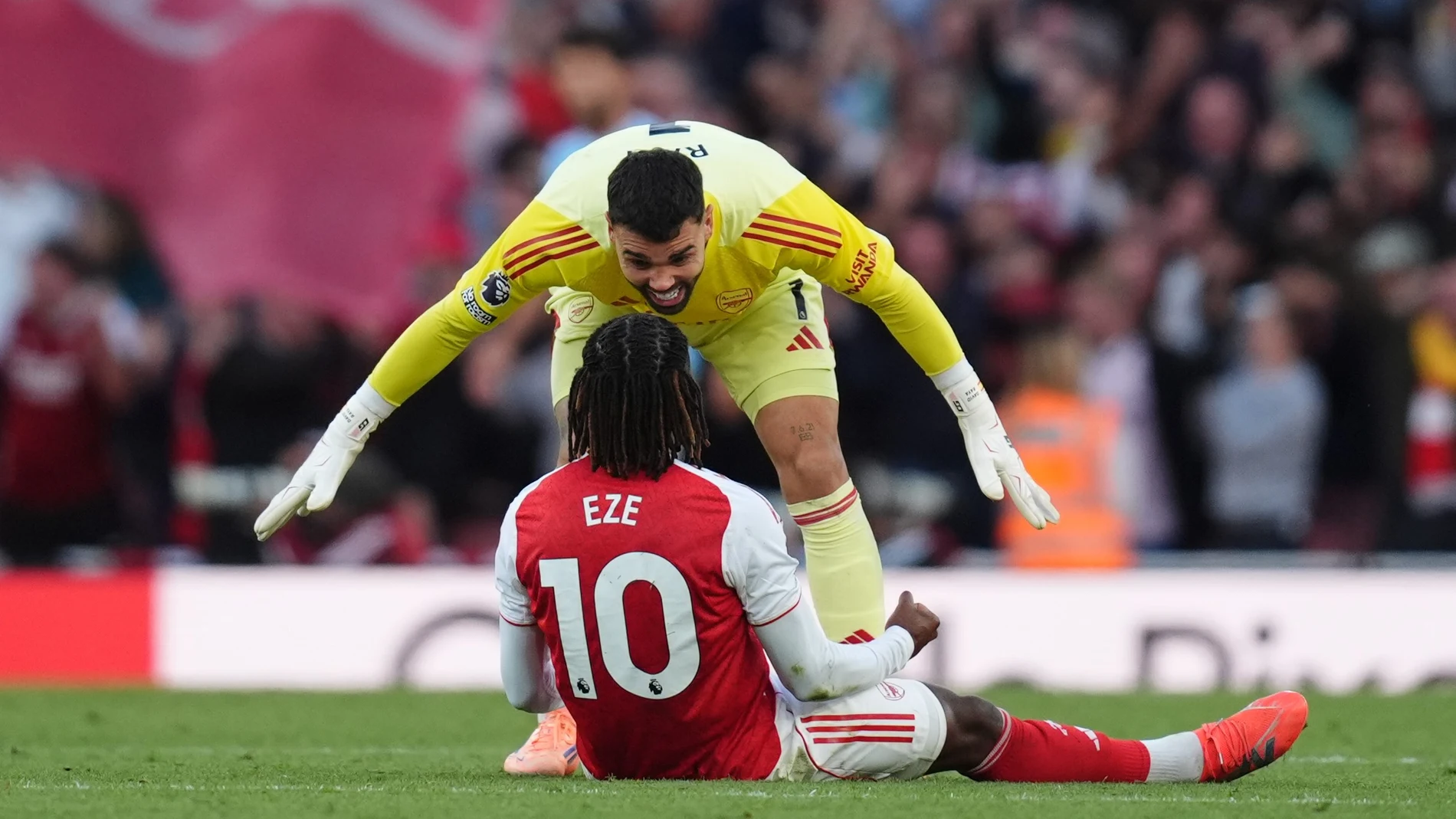 21 September 2025, United Kingdom, London: Arsenal goalkeeper David Raya celebrates with teammate Eberechi Eze after setting up the equalising goal during the English Premier League soccer match between Arsenal and Manchester City at Emirates Stadium. Photo: John Walton/PA Wire/dpa 21/09/2025 ONLY FOR USE IN SPAIN